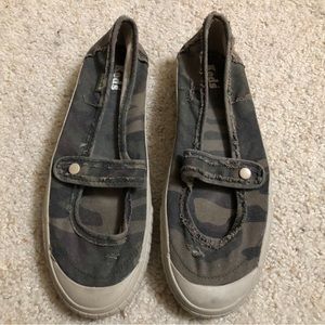 Camouflage Keds with Strap That Snaps - Size 9